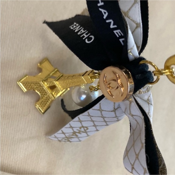 Chanel Gift Wrapping Ribbons on Keychain - Picture 4 of 7